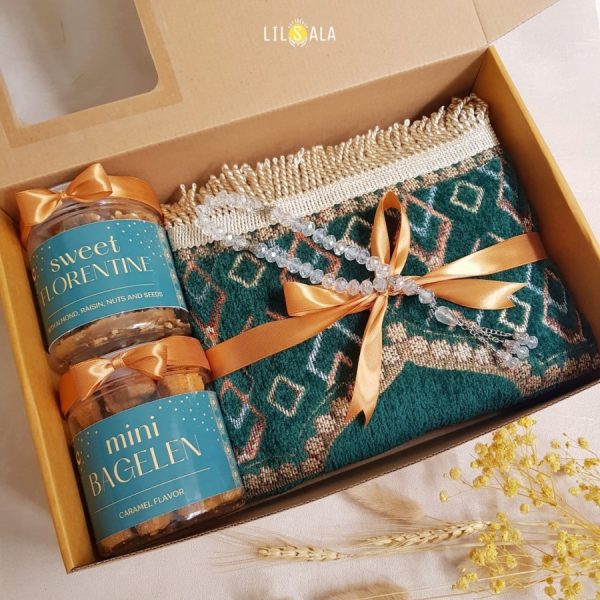 Hampers Kue Lebaran dan Sajadah